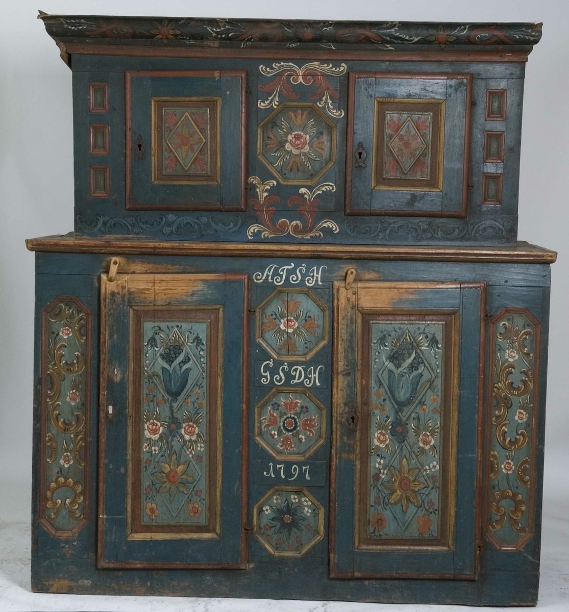 Dekormalt framskap med to dører i overdel