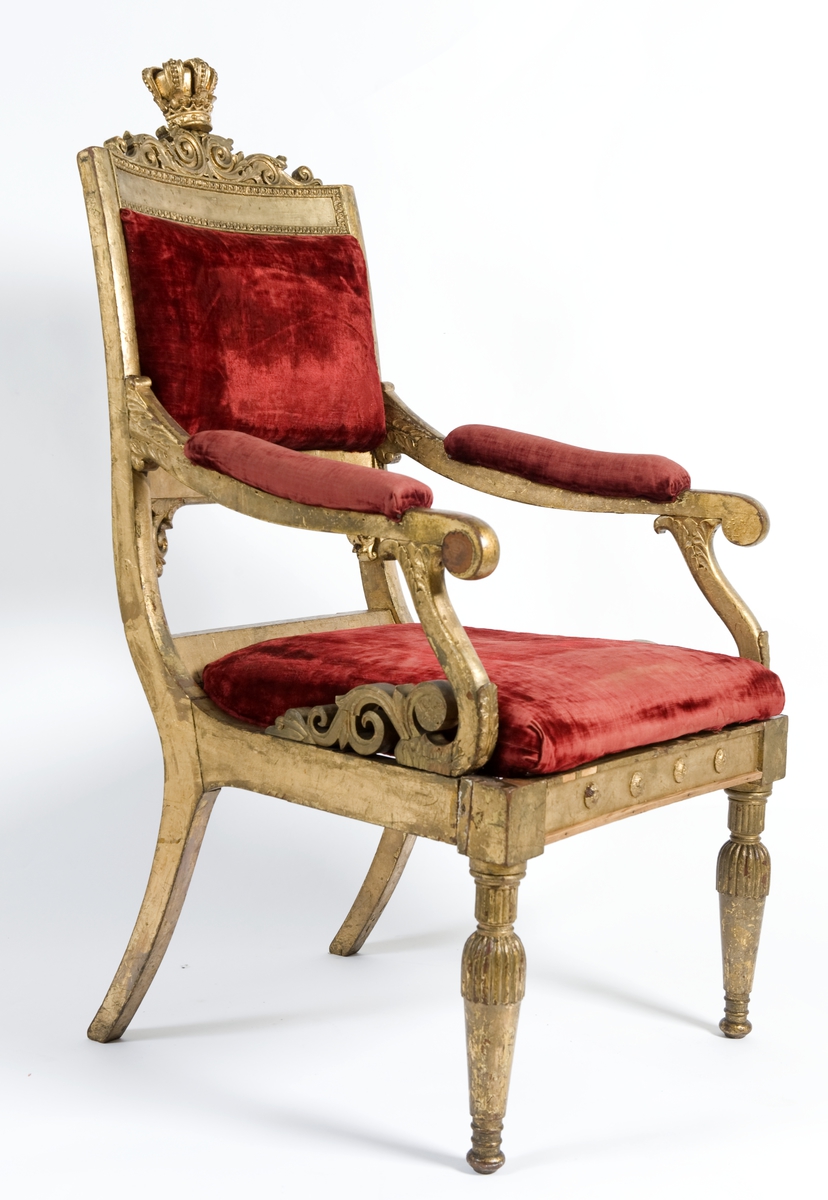 Forgyld stol med skårne detaljer. Rød fløyel i sittepute og ryggpute.
