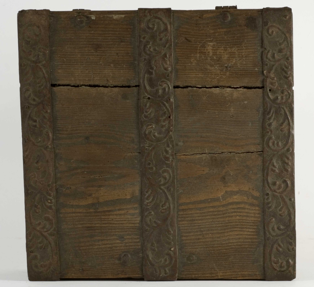 Ferdaskrin i tre med brede jernbeslag i dreven dekor.