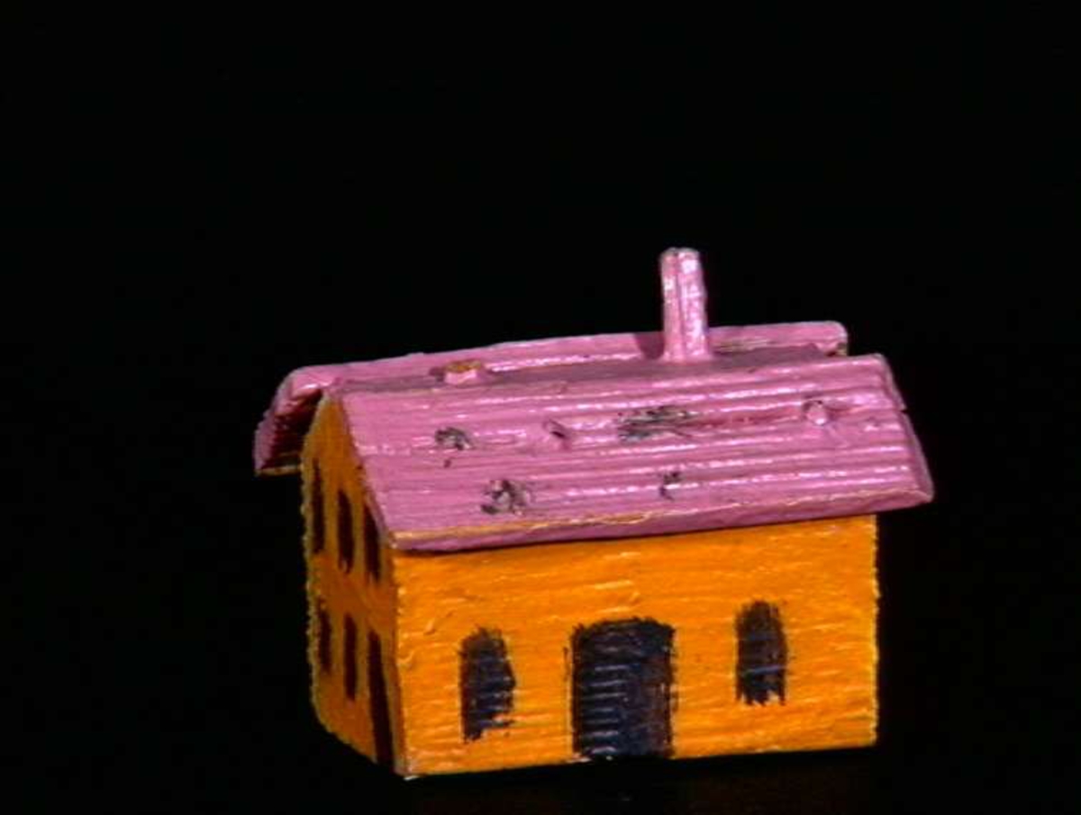 Sett med ca 200 leketøyhus laget av tre i forskjellige former og farger.