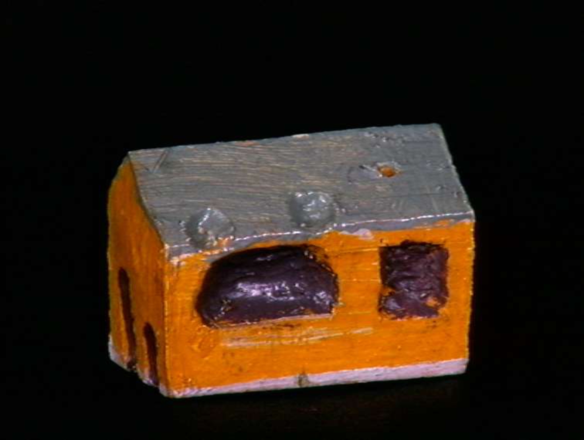 Sett med ca 200 leketøyhus laget av tre i forskjellige former og farger.