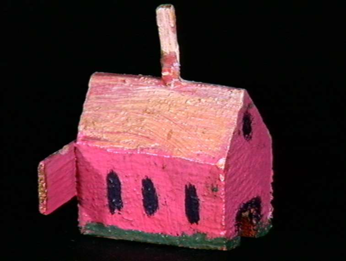 Sett med ca 200 leketøyhus laget av tre i forskjellige former og farger.