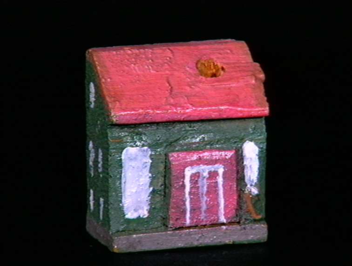 Sett med ca 200 leketøyhus laget av tre i forskjellige former og farger.