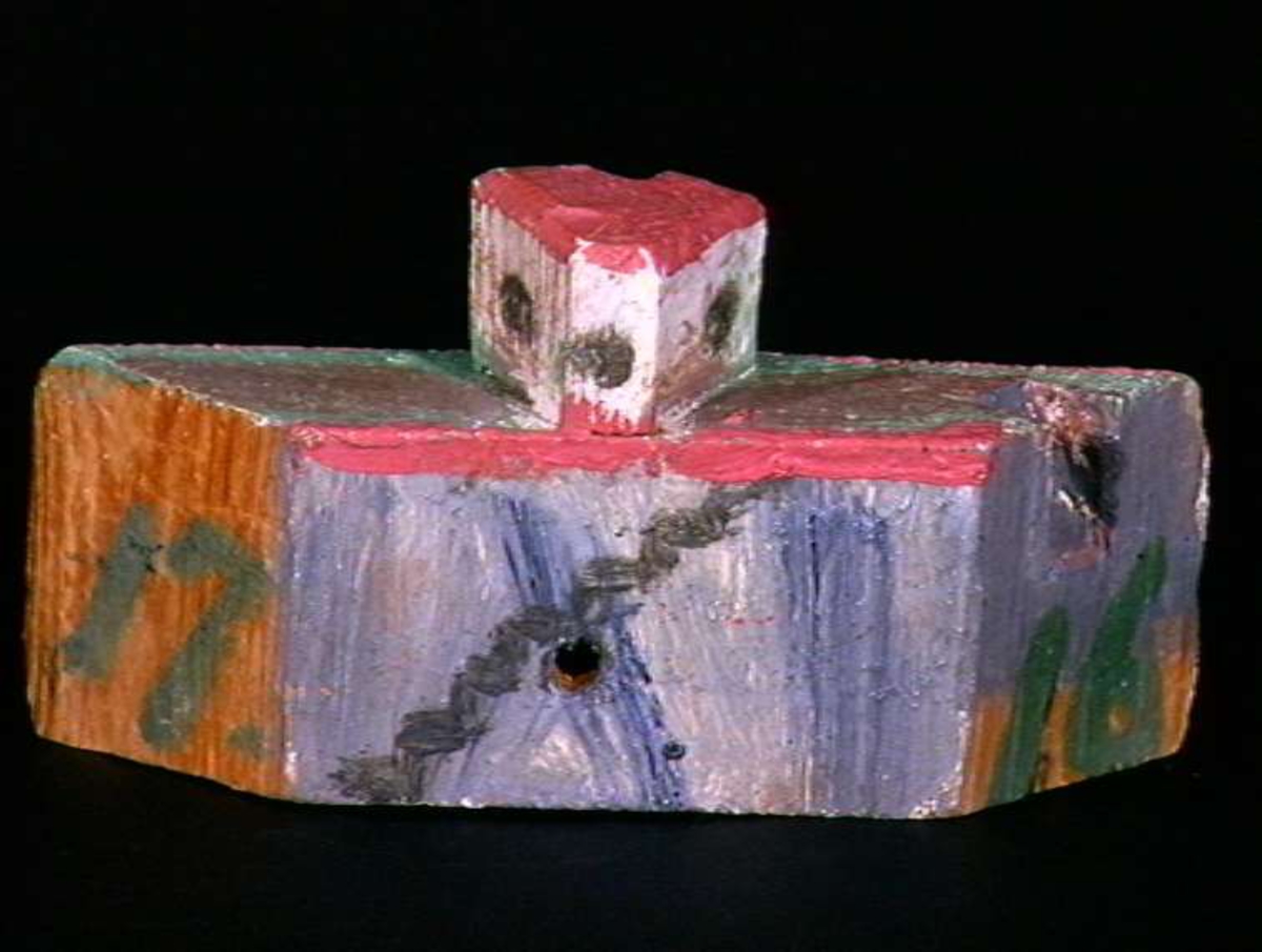 Sett med ca 200 leketøyhus laget av tre i forskjellige former og farger.