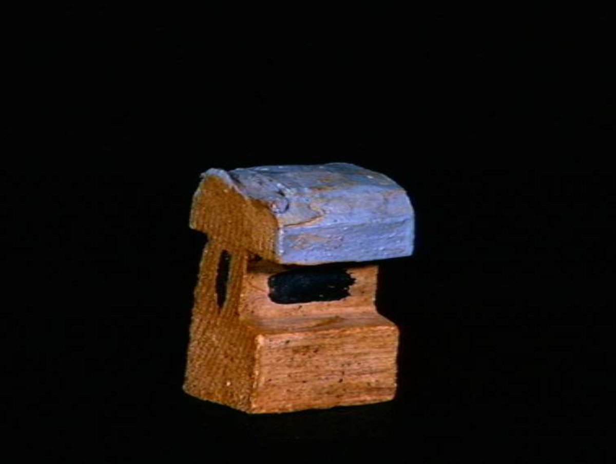 Sett med ca 200 leketøyhus laget av tre i forskjellige former og farger.