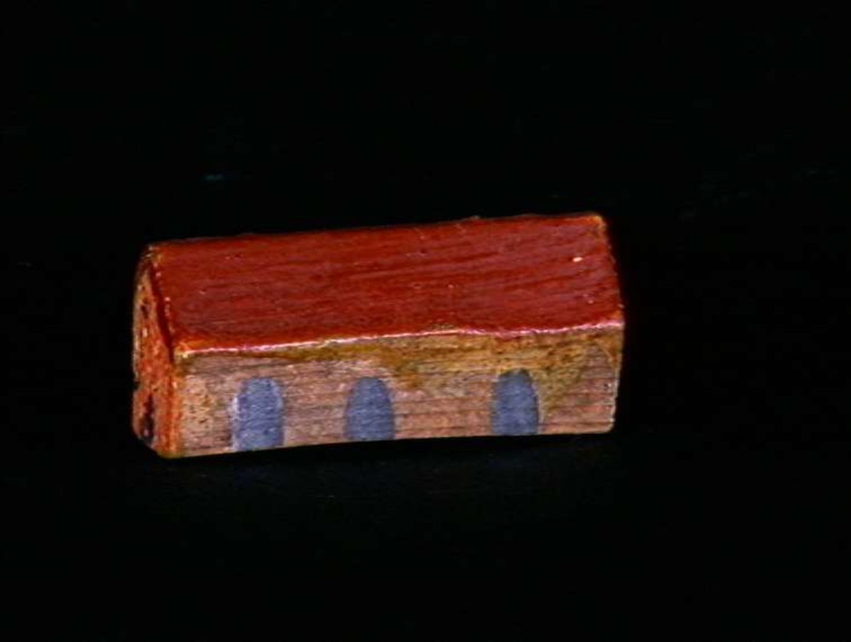 Sett med ca 200 leketøyhus laget av tre i forskjellige former og farger.