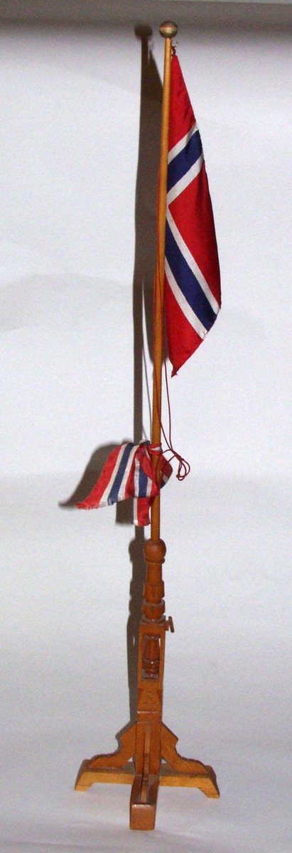 Norsk flagg og 17.maisløyfe på miniatyrflaggstang i tre