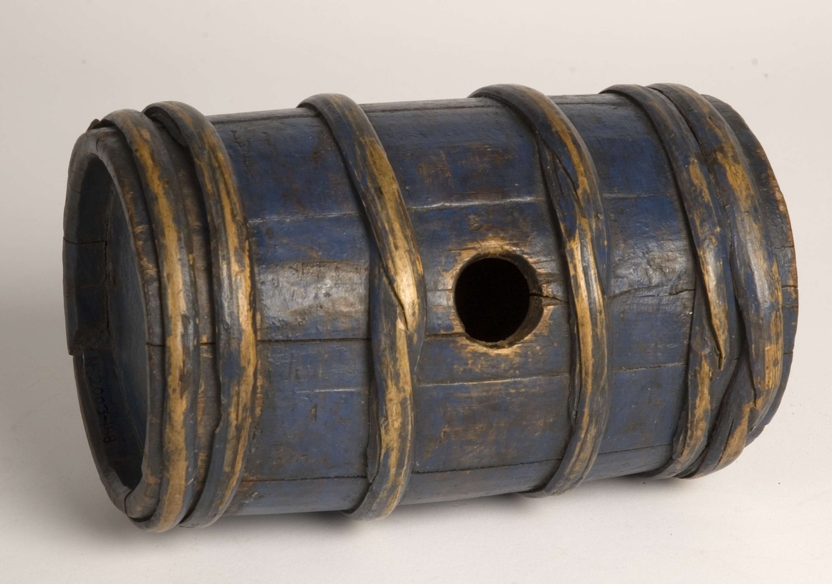 Sylinderformet, tall innskåret på smalside - antakelig 1739