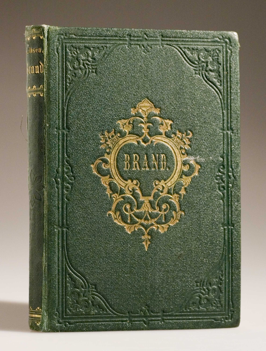 Oppstillingsliste: " Bok / Innbundet (originalbind) / Henrik Ibsen: Brand (1866)."
Omslag med mørkegrønt dekorpreget overtrekkspapir, gullfarget tittel.