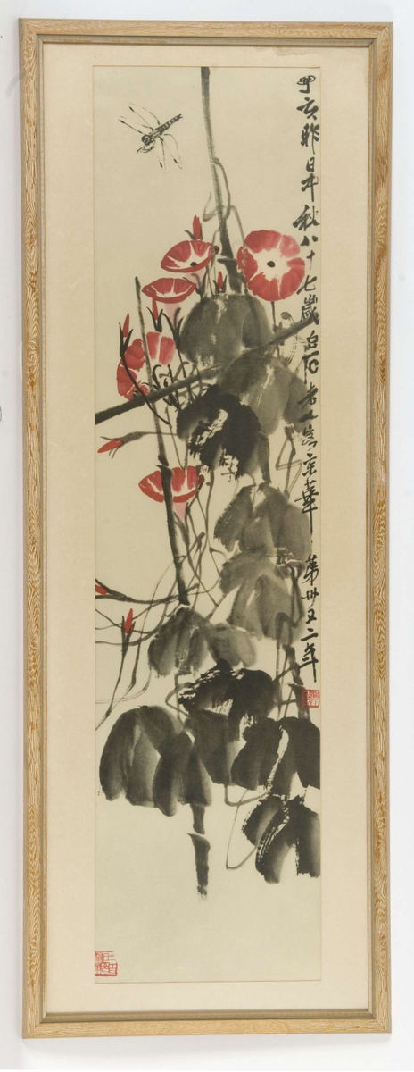 Trykk med passepartout i glass og ramme. Japansk blomstermotiv i rødt, svart og grått