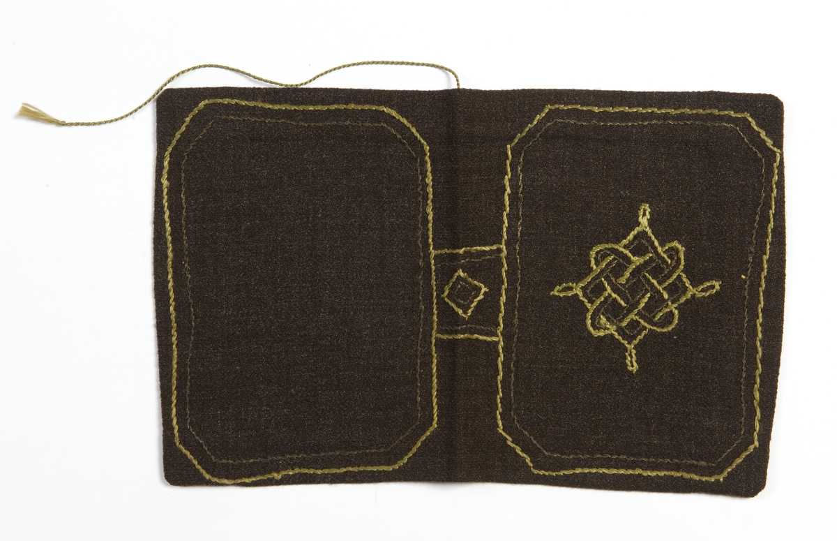 Bokomslag av mørkebrun tekstil, broderi av metalltåd og grålig grønn silketråd
