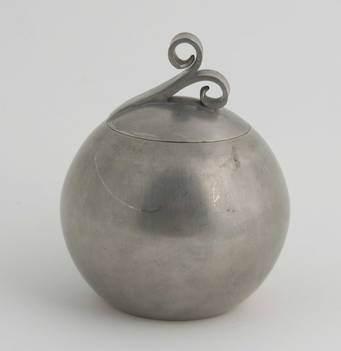 Bolleformet sukkerkopp med lokk med voluttformet lokkgrep