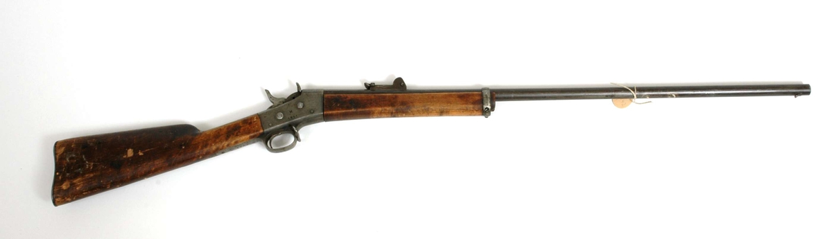 Svensk Remington Rolling-block system 
Rundt riflet og avkappet løp .Jern oppsklagssikte.
Alle beslag i jern
Trekolbe med avkortet fortre.
