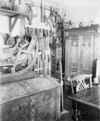 Fra konsevators kontor i Kristian IVs gate 13 i Oslo, 1895. 