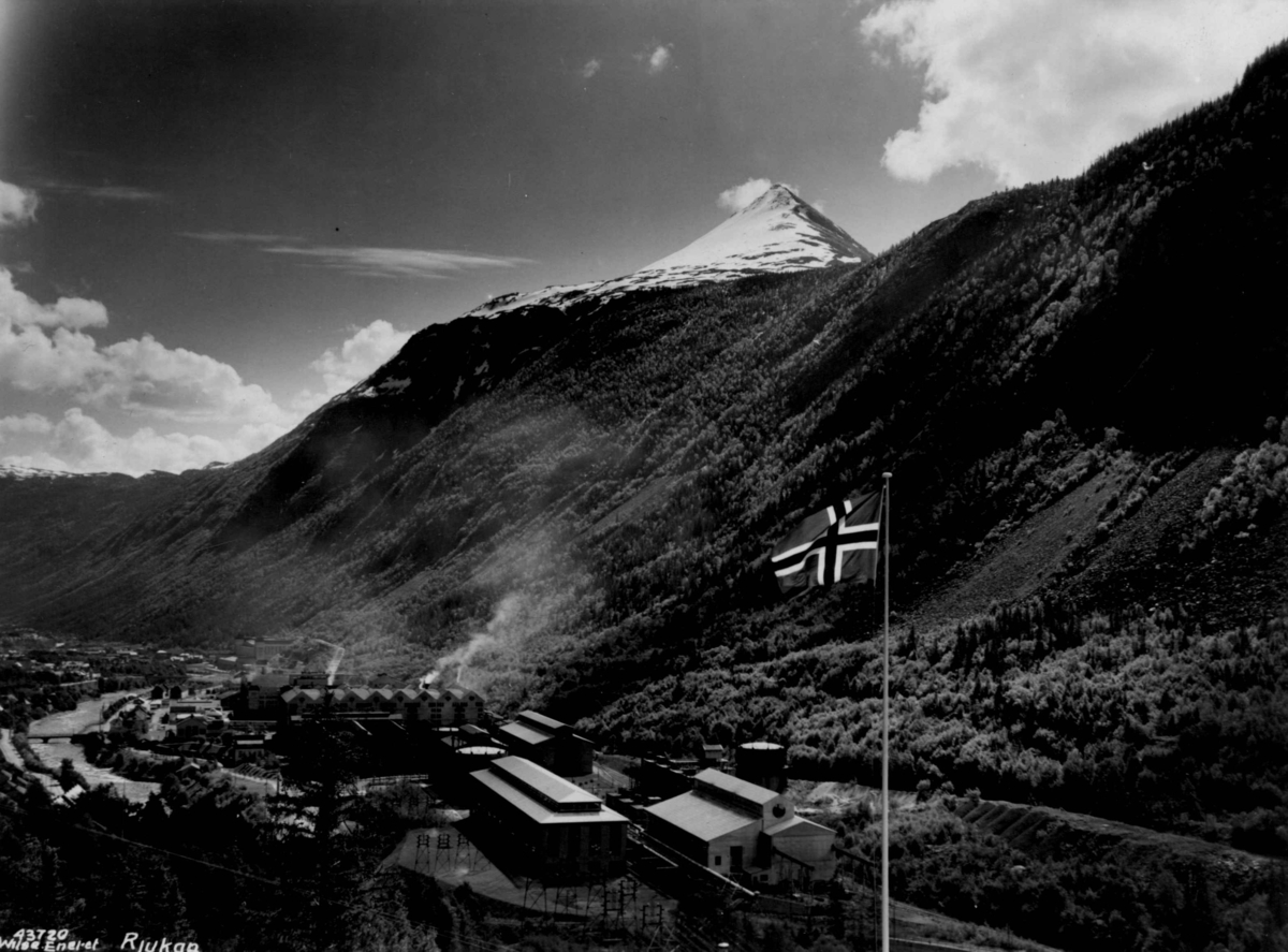 Kraftstasjonen i Vemork på Rjukan i Vestfjorddalen i Tinn. Gaustatoppen i bakgrunnen.