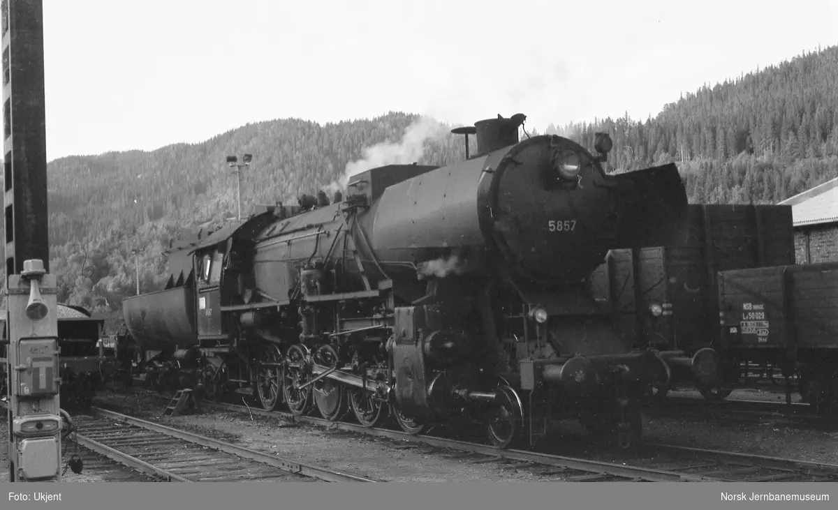 Damplokomotiv type 63a nr 5857 med arbeidstog