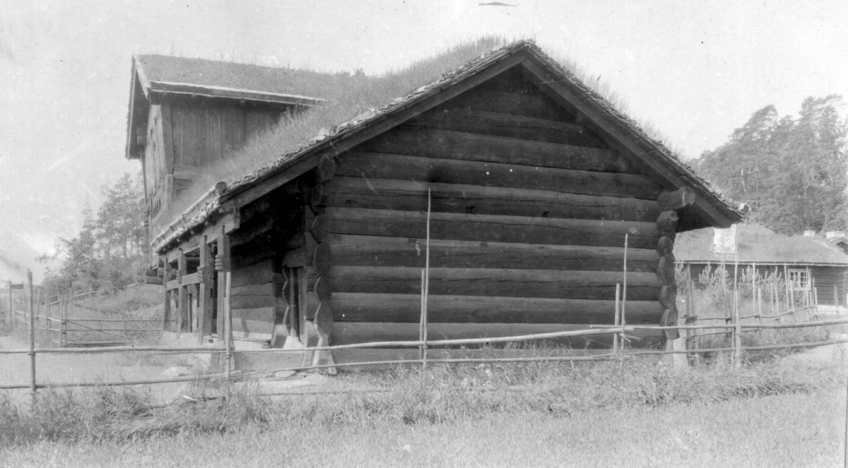 Fra Setesdalstunet på Norsk folkemuseum, 1912. Loft fra Brottveit i Valle og stue fra Åmli i Valle.