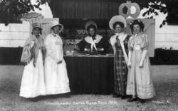 St. Hans feiring på Norsk Folkemuseum i 1916. Kvinner i drak