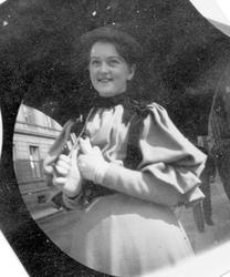 Frk. Signe Hvistendahl med parasoll i bygate.