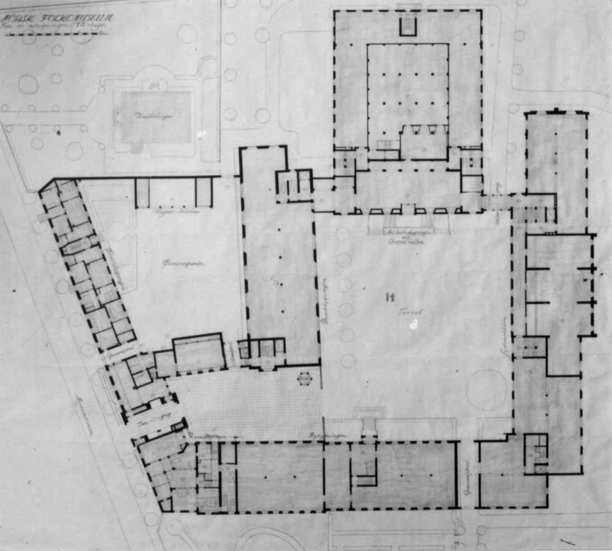 Plantegninger, fra 1925, fra arkitektene Bjercke og Eliassen. Utkast til nye museumsbygninger. Plan over første etasje.
