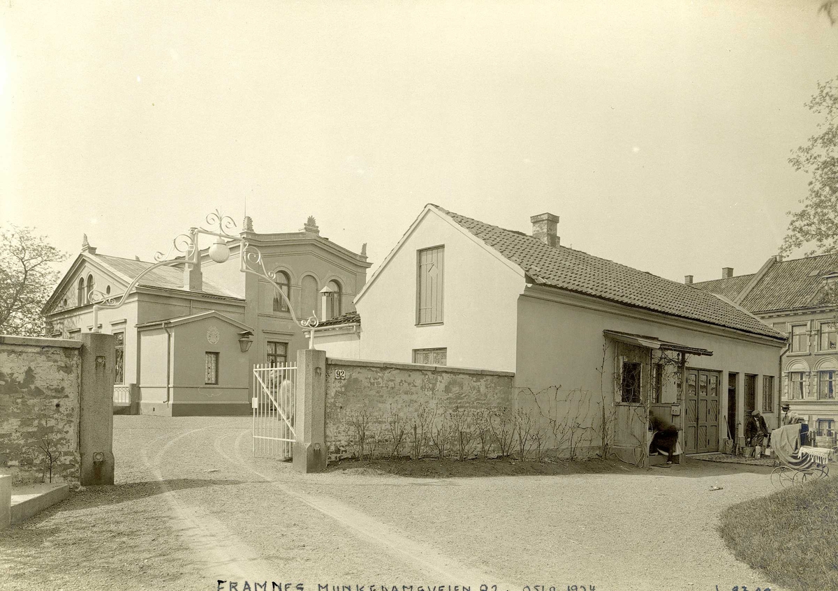 Villaen Framnes med gartnerbolig og port. Munkedamsveien 92, Oslo.