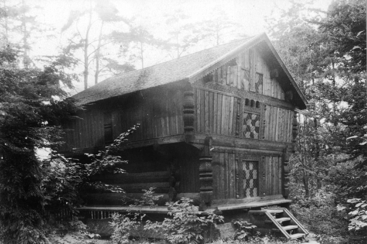 Loft fra Søndre Berdal, Nesland, Vinje, Telemark. Fotografert på Norsk folkemuseum (Kong Oscar IIs samlinger) av Ben Blessum, 1926.