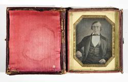 Daguerrotypi i etui. Portrett av ukjent mann i halvfigur.