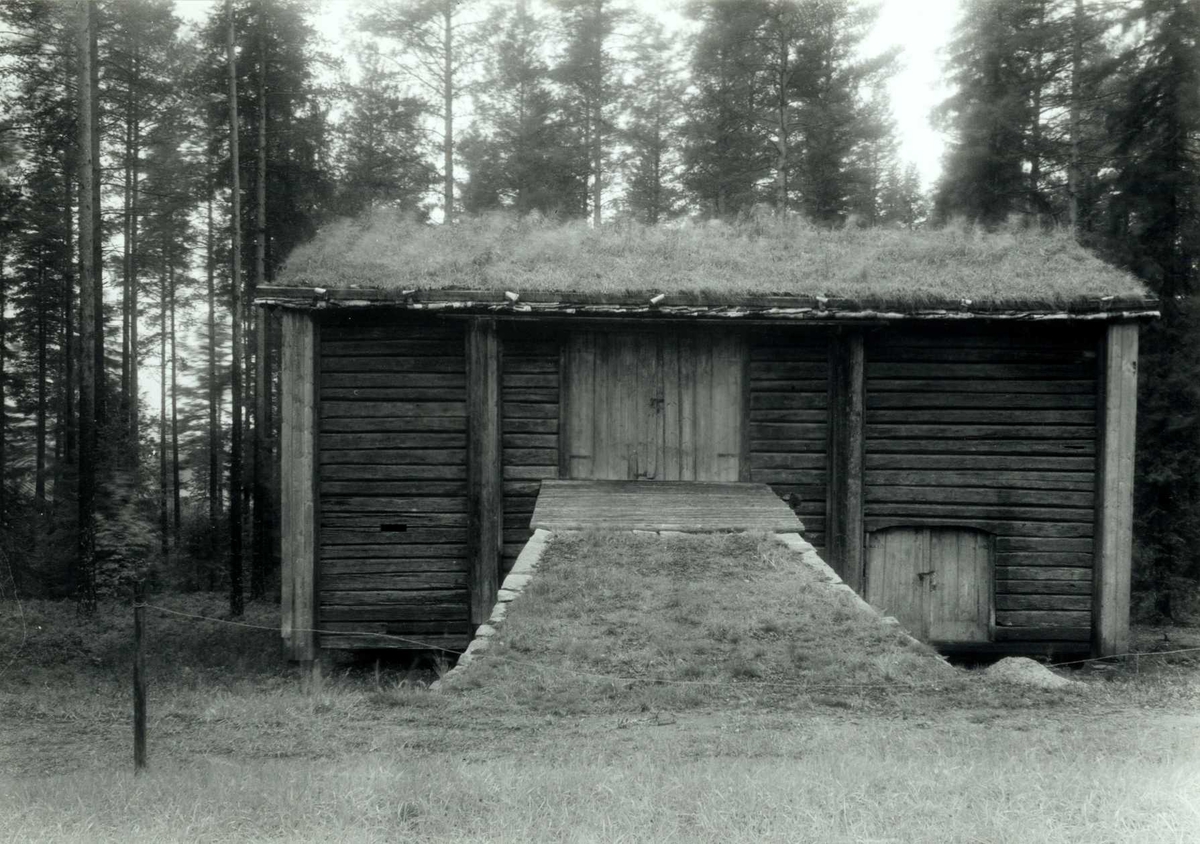 Skjefstad, Elverum, Sør-Østerdal, Hedmark. Stallåve med låvebru og torv på taket. Nå på Glomdalsmuseet.