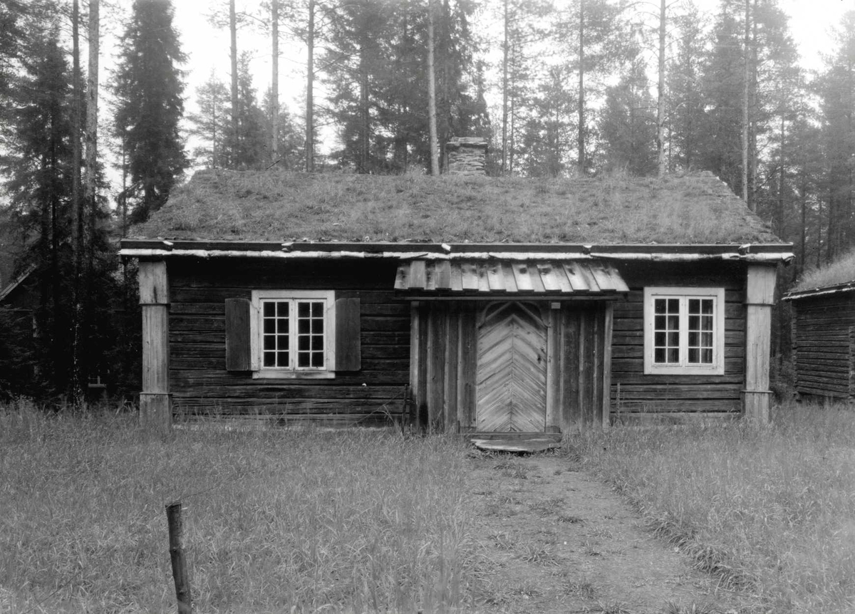 Elisabethstua, Nedre Skjefstad, Elverum, Sør-Østerdal, Hedmark. Lita stue i tømmer med torv på taket. Nå på Glomdalsmuseet.