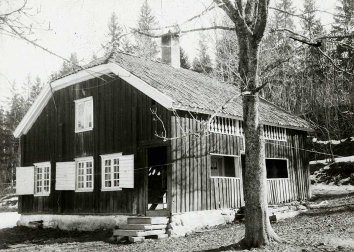 Søndre Skotta, Bærum, Akershus. Hovedbygningen med vinduslemmer og svalgang.