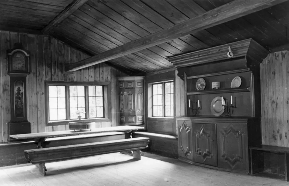 Sommerstue fra Kilde i Åmot. Interiør. Fotografert på Norsk folkemuseum, 1949.