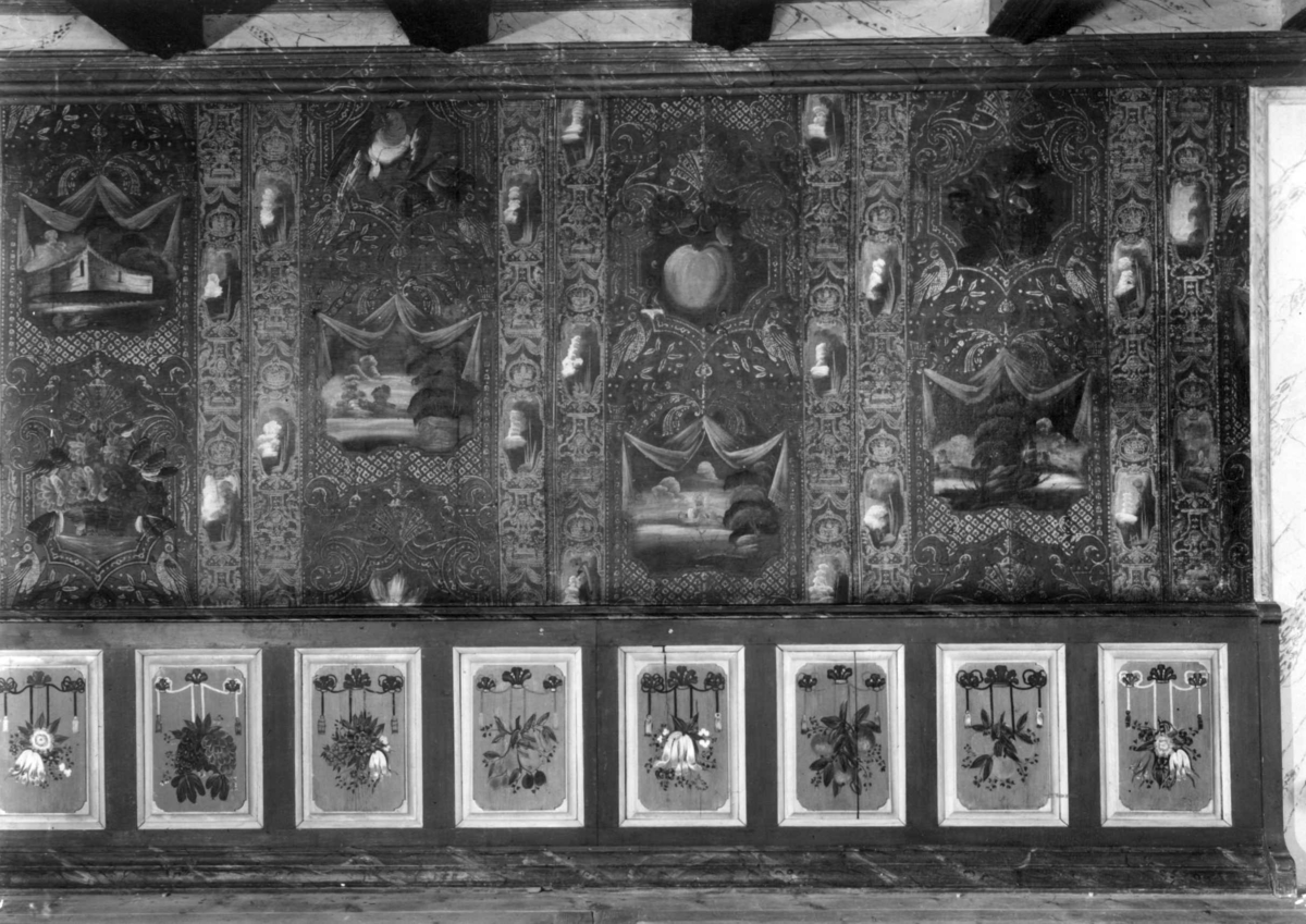 Interiør fra Li Gård i Sandsvær slik som utstilt i Bysamlingen på Norsk Folkemuseum før 1949. Takdekoren er datert 1759. Tapetene eldre.