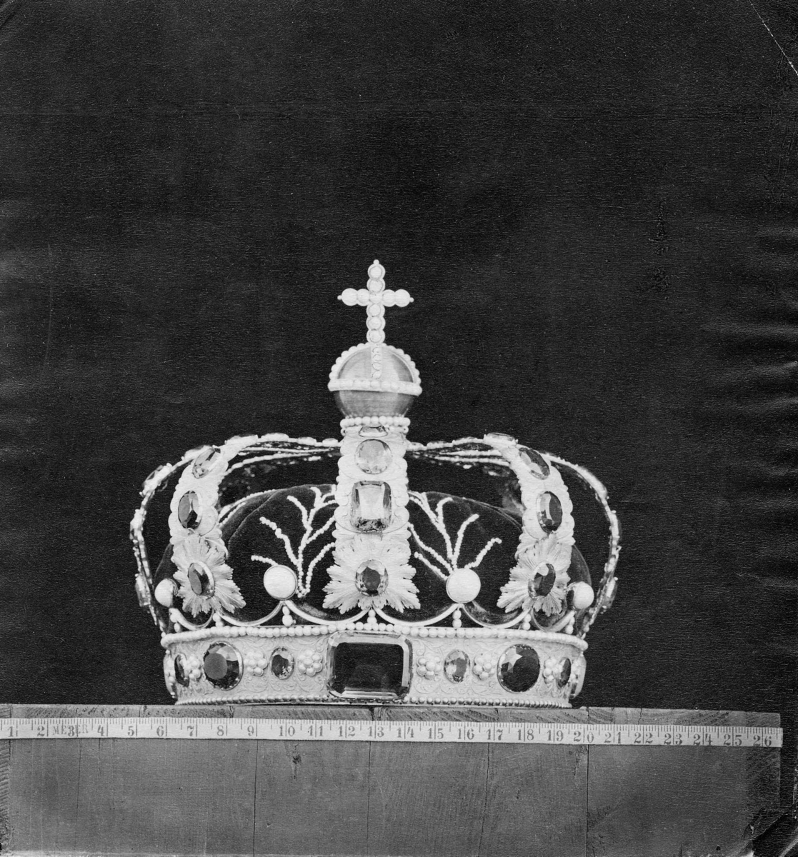 Dronningkrine, vesentlig i forgylt sølv. Utført til dronning Desiderias påtenkte kroning i 1830. Den kulturhistoriske utstilling i 1901.