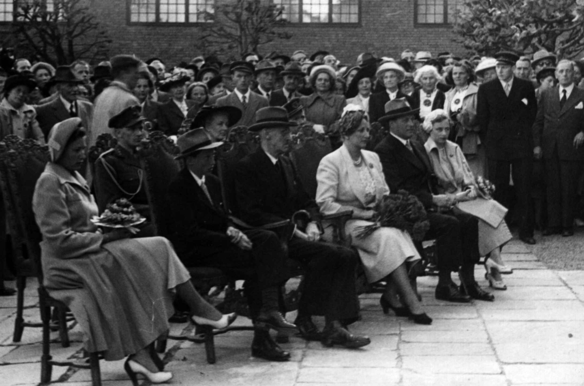 Åpning av utstillingen "Daglig liv i Oslo gjennom 400 år". Kongefamilien , ansatte og publikum på torget utenfor Bybygningen, 14. mai 1950.