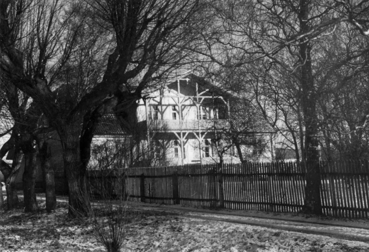 Blindern gård, Oslo 1953. Hovedhuset og hagen sett fra oppkjørslen. Dr. Engelstads storgårdsundersøkelser.