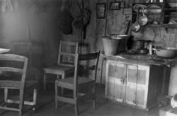 Interiør fra kjøkkenet i boligen på gården til Johan Bongo. 