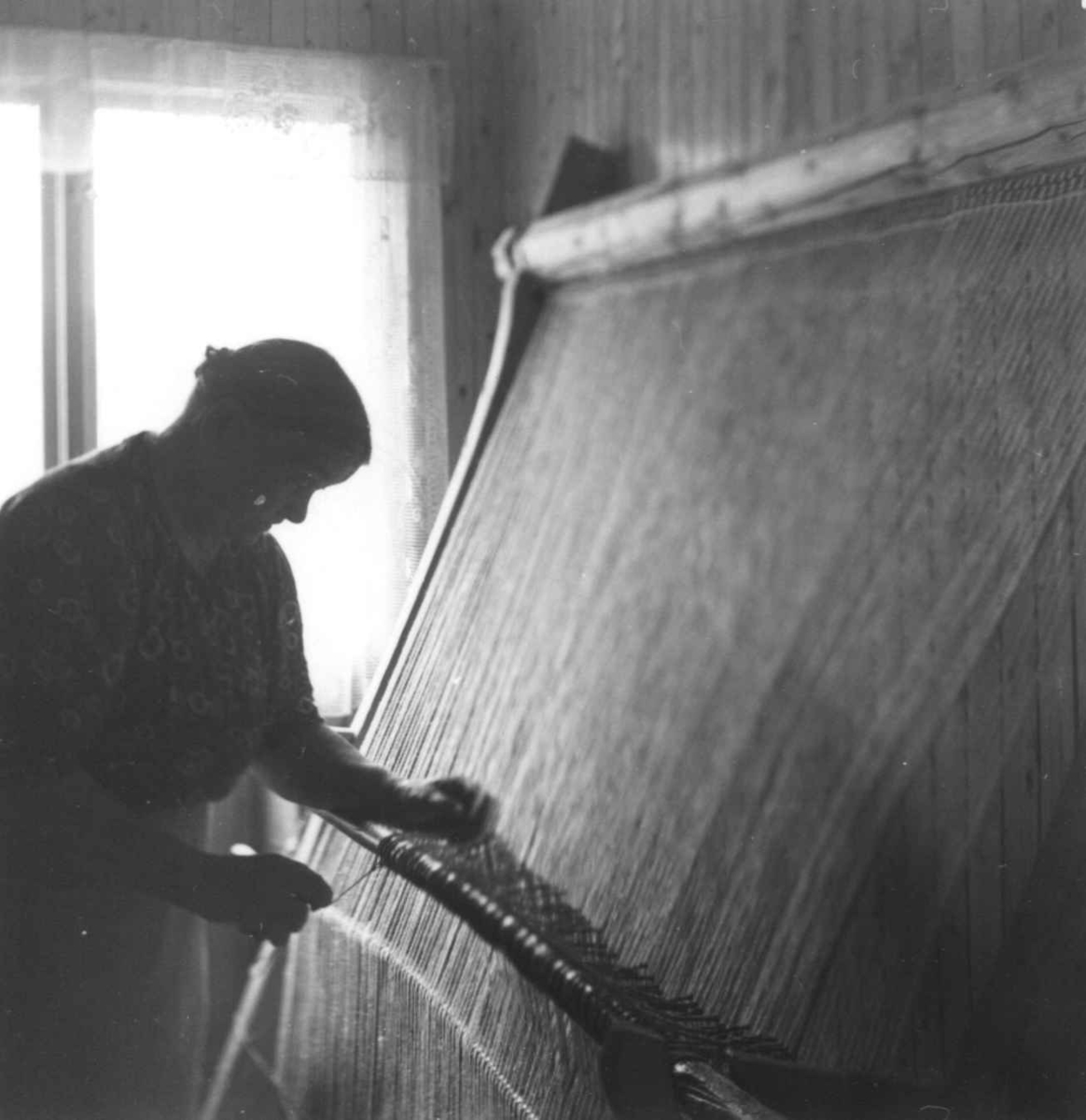 Greneveving (17). Anne Hansen knytter hovler til greneveving. Manndalen 1955.