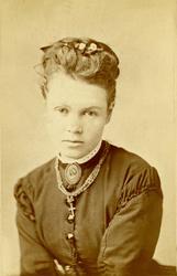 Portrett. Yngre kvinne, brystbilde, fra fotoatelier i Stavan