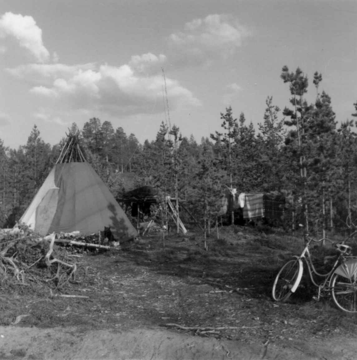 Antakelig Per labbas telt i Dividalen. Svensk flyttsameleir med telt, en sykkel står i forgrunnen. Lainiovuome-samer fra Karesuando. Øverbygd 1960.