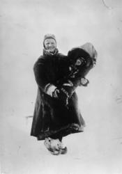 Kvinne med barn i komse, Sør-Varanger, Finnmark, før 1900. A