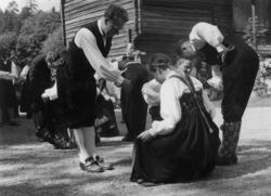 Oppvisning med folkedans i Telemarkstunet på Norsk Folkemuse