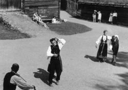 Oppvisning med folkedans i Telemarkstunet på Norsk Folkemuse