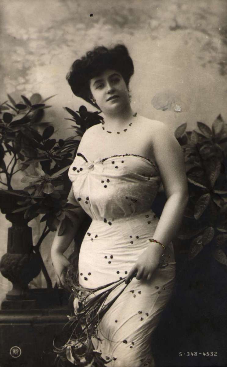 Postkort. Portrett av kvinne i studio. Stemplet 01.07.1910.