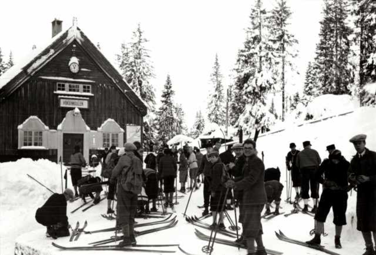 Voksenkollen stasjon, Nordmarka, Oslo. Vintermotiv. Skiløpere på stasjonen.