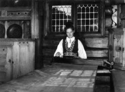 Hålistua fra Valdres. Frøken Sandvik spiller langeleik