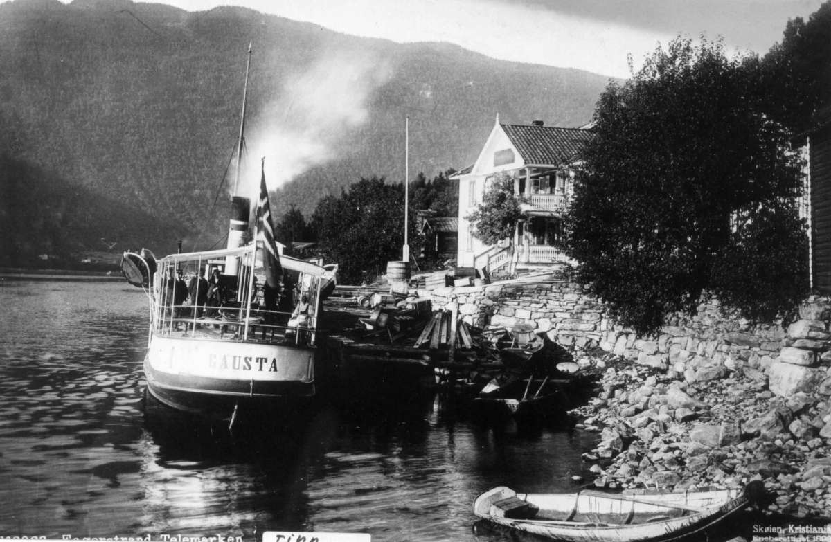 Fagerstrand, Tinn, Telemark. Dampbåten "Gausta" ved brygge.