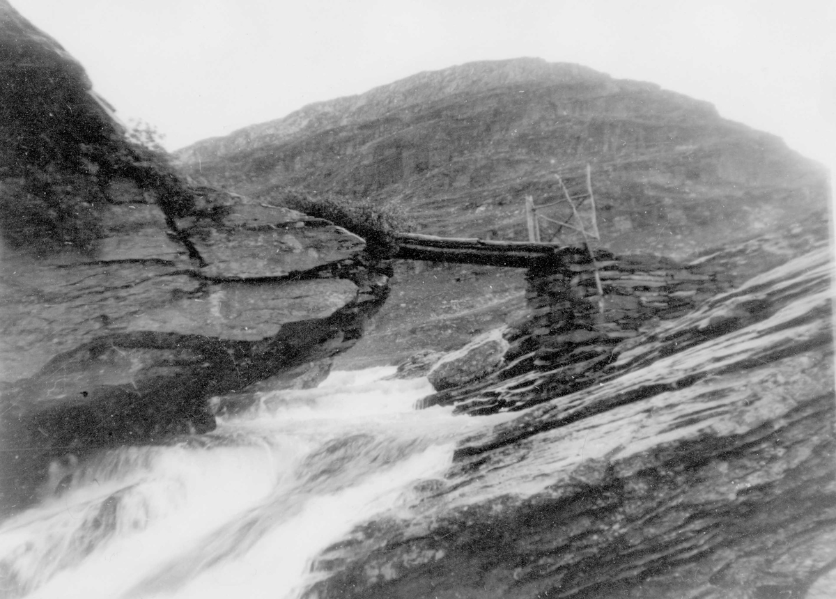 Bro over foss på strekningen mellom Stemberdalen og Øvstebøl, Aurland i Sogn og Fjordane.