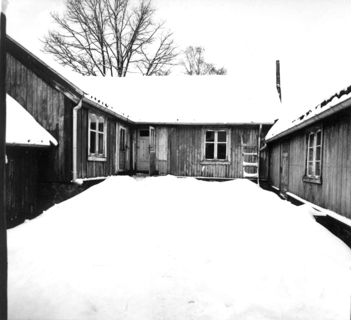 Enerhaugen under oppførelse på Norsk folkemuseum, 1968 - 69. Vinterbilde.