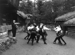 Norsk folkemuseums ungdomsleikarring opptrer, i anledning av