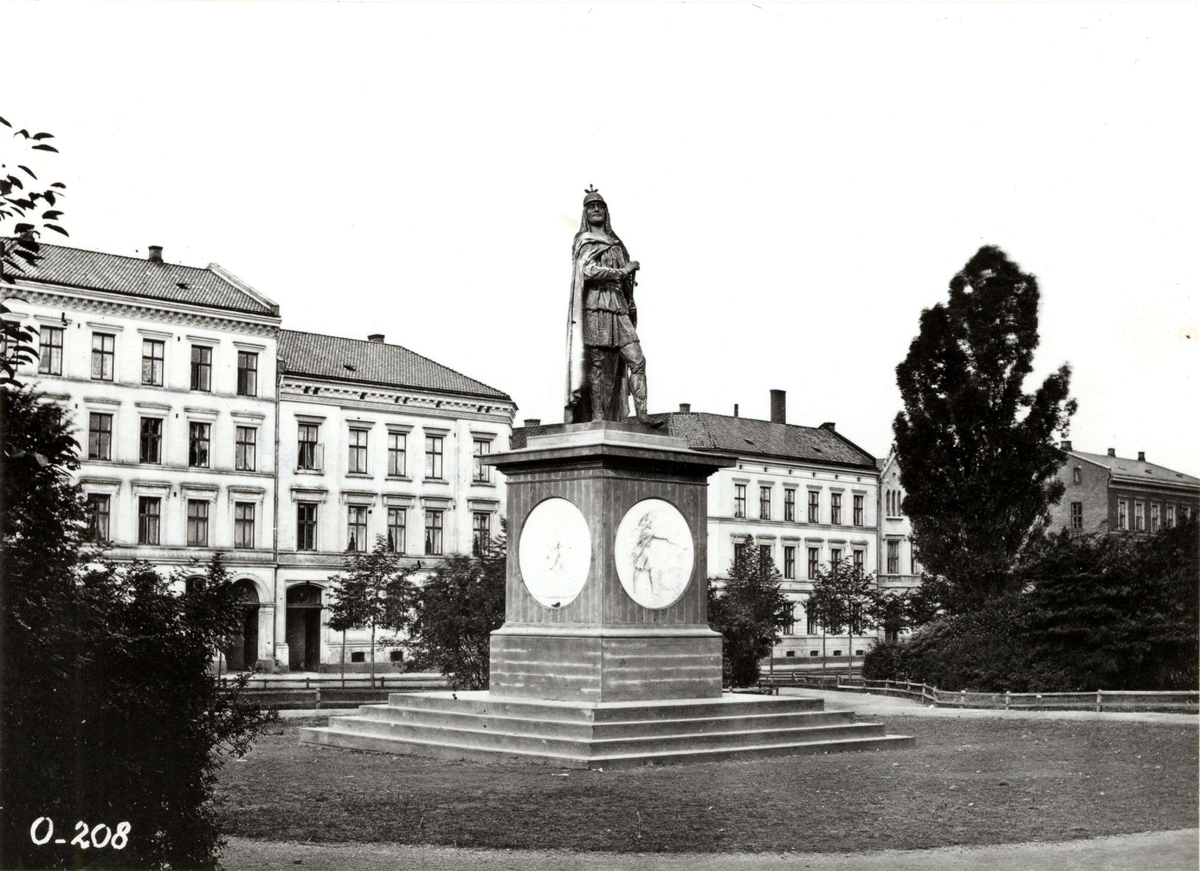 Eidsvolls plass, Oslo 1872. Harald Hårfagre-monumentet. Laget av Brynjulf Bergslien 1872.